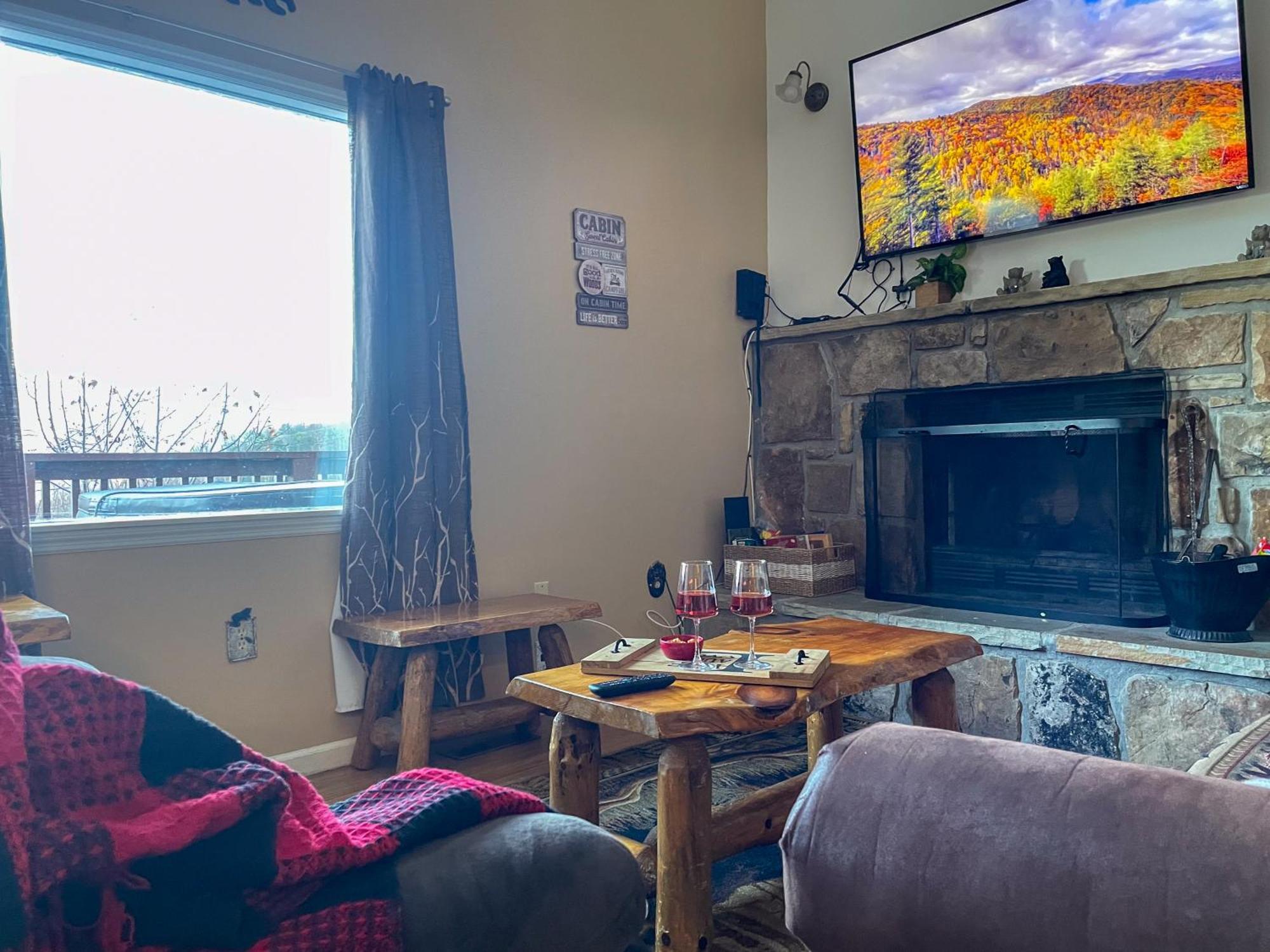 Heavenly View - Bear Themed Cabin, Hottub, Dog-Friendly, Near Gatlinburg Exterior photo